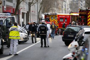 Colpi mitra su poliziotti a Parigi: due feriti, una è grave