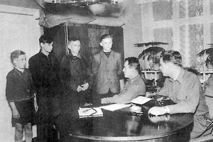 Quattro adolescenti membri del Werwolf e accusati di sabotaggio di linee di comunicazione dell'esercito USA vengono interrogati a Osterburg il 24 aprile 1945.