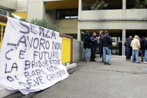 Bridgestone lascia Bari, la protesta degli operai