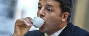 Foto Roberto Monaldo / LaPresse 04-11-2014 Roma Politica Rientrando a Palazzo Chigi dopo la cerimonia per la Giornata delle Forze Armate Matteo Renzi, accompagnato dalla scorta, si concede un momento di relax prendendo un caffè al bar della galleria Colonna Nella foto Matteo Renzi Photo Roberto Monaldo / LaPresse 04-11-2014 Rome (Italy) Coffee for Matteo Renzi after the ceremony in Piazza Venezia In the photo Matteo Renzi