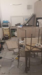 Danni del terremoto a una casetta Sae