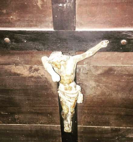 crocifisso vandalizzato