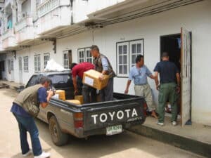 La prima fornitura di farmaci viene caricata su un furgone: destinazione la clinica di Boe Whay Hta, nel territorio Karen.