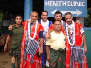 La prima missione del Dottor Maggi e del Dottor Turano, oggi veterani degli interventi di Popoli in terra Karen. I vestiti tradizionali sono stati donati in segno di riconoscenza dalla comunità del villaggio di Boe Whay Hta.