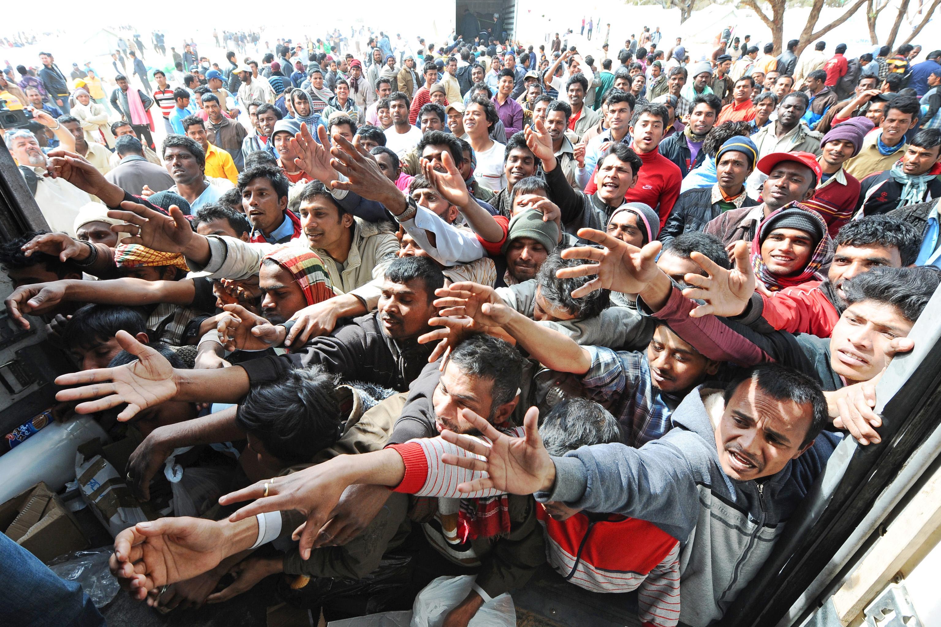 Вопрос арабу. Мигранты в Европе. Толпа мигрантов. Европейский миграционный кризис. Массовая миграция.