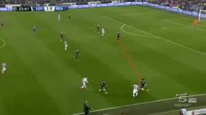 In questo caso, dopo una serie di 7 passaggi da destra a sinistra a destra, Lichtsteiner riceve palla ed ha la possibilità di affrontare in 1c1 Marcelo. Il terzino svizzero vincerà il duello con il dirimpettaio brasiliano e potrà attaccare lo spazio lasciato libero da Varane, molto distante dal compagno di squadra