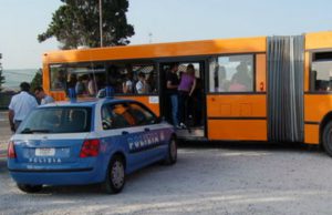 poliziotti-autobus3
