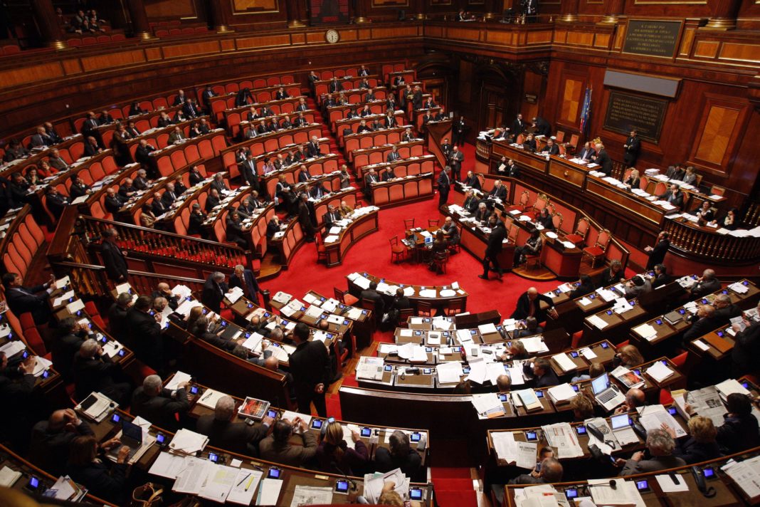 parlamento covid chiudere