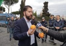 CasaPound porta arance in Campidoglio: “Ora la Raggi si dimetta” luca marsella, consigliere casapound