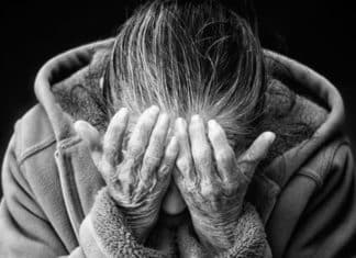 Immigrato violenta anziana in una casa di riposo. Choc a Roma anziana che si copre viso in bianco e nero