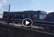 Senegalese sequestra bus pieno di studenti: le immagini dell’inseguimento (Video) still del video dell'inseguimento del bus