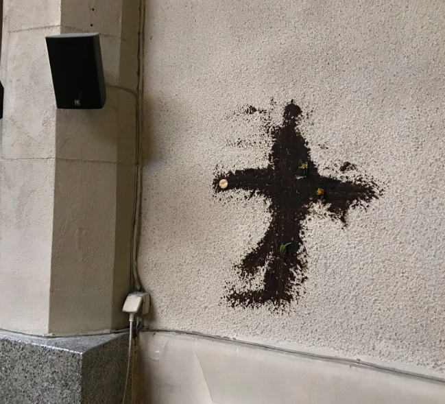 chiesa vandalizzata