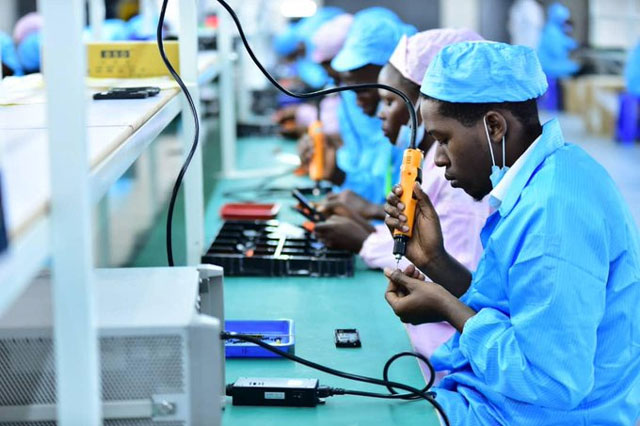 fabbrica di cellulari in uganda