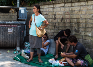 Roma, gang di cinque rom incinta borseggia donna anziana: tutte libere rom