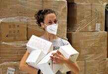 Mascherine chirurgiche o FFP2: quale scegliere e perché donna con mascherine imballate in braccio