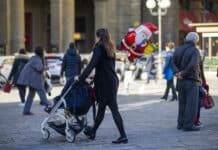 Il Cts invoca la “batosta” di Natale: “Sanzioni severe contro gli assembramenti” Natale, shopping