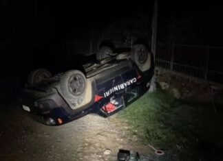 Gli ritirano la patente perché rifiuta l’alcol test. E lui ribalta l’auto dei carabinieri con una ruspa Auto carabinieri