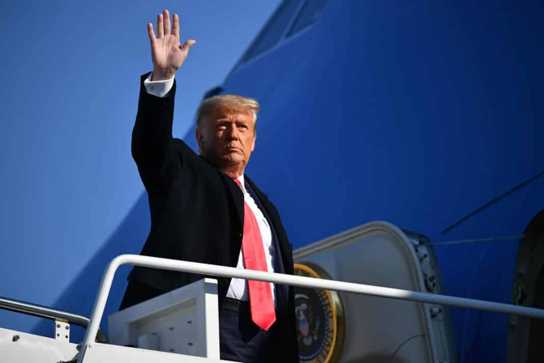 Trump, saluta