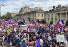Francia, oltre 200mila persone in piazza contro il green pass (Video) Francia green pass