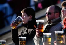 Negli stadi inglesi si tornerà a bere birra. Polizia infuriata: “E’ una follia” birra tifosi inglesi, stadio