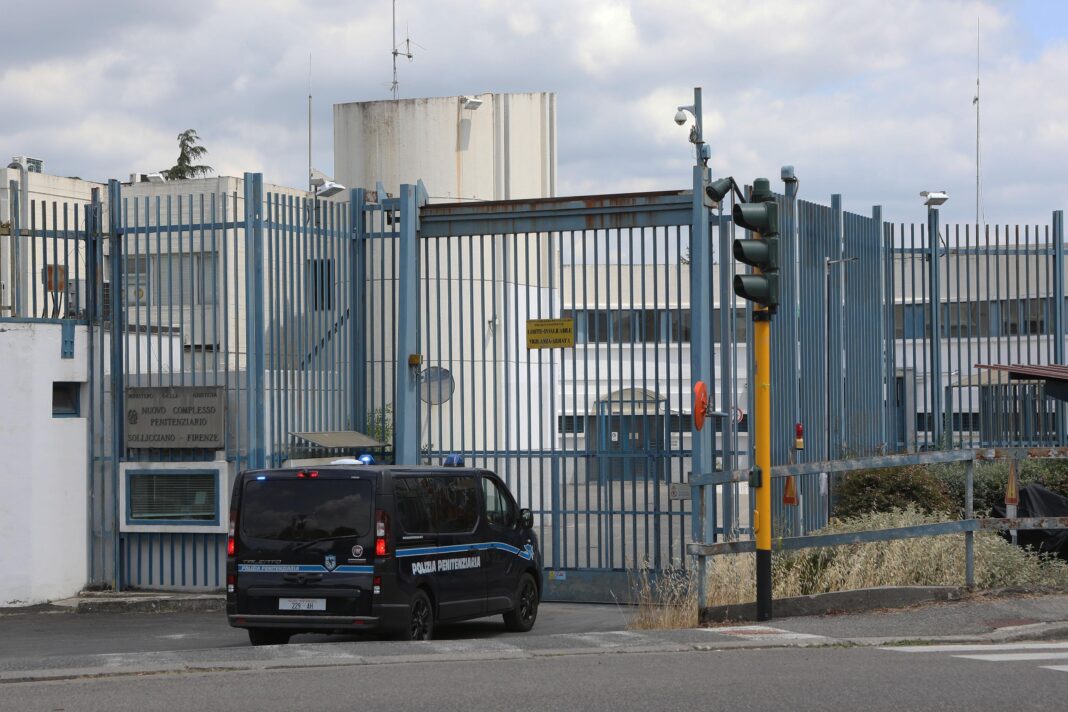 trans aggredisce guardia carceraria donna