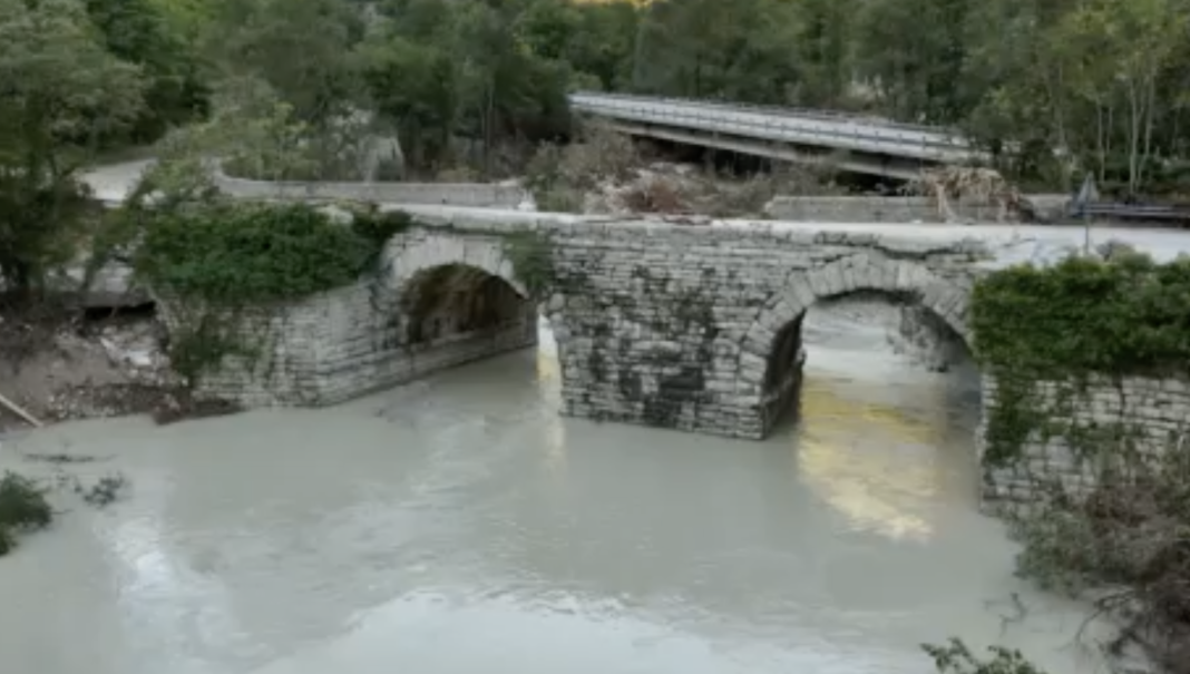 ponte romano resiste ad alluvione marche