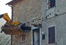 Follia ad Arezzo: operaio albanese cerca di demolire la casa del vicino con un escavatore, italiano spara e lo uccide Arezzo