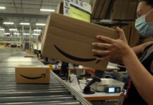 Muore di infarto nel magazzino Amazon, non interrompono il turno: “Cadavere coperto con i cartoni” amazon