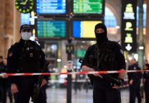 Attacco a Parigi, sei feriti. “Accoltellatore algerino, gridava Allah Akbar” parigi, algerino