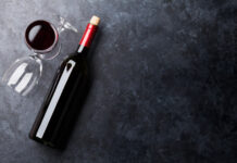 “Nuoce alla salute”, etichette del vino come quelle delle sigarette: l’ultima follia Ue etichette vino, sigarette