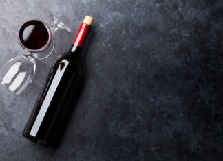 “Nuoce alla salute”, etichette del vino come quelle delle sigarette: l’ultima follia Ue etichette vino, sigarette