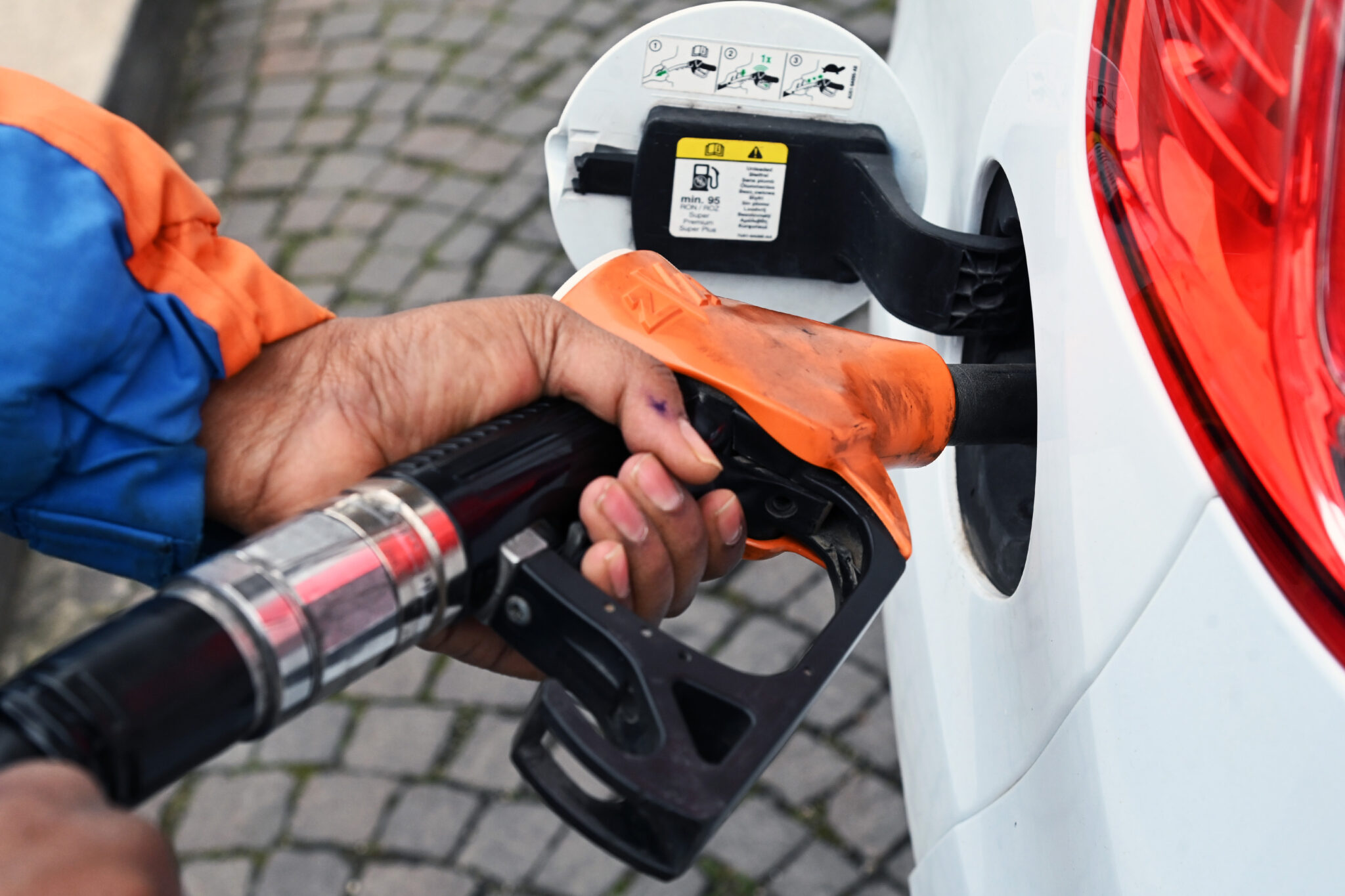 Stop vendita auto a benzina e diesel dal 2035: il via libera Ue è una  mazzata per l'Italia