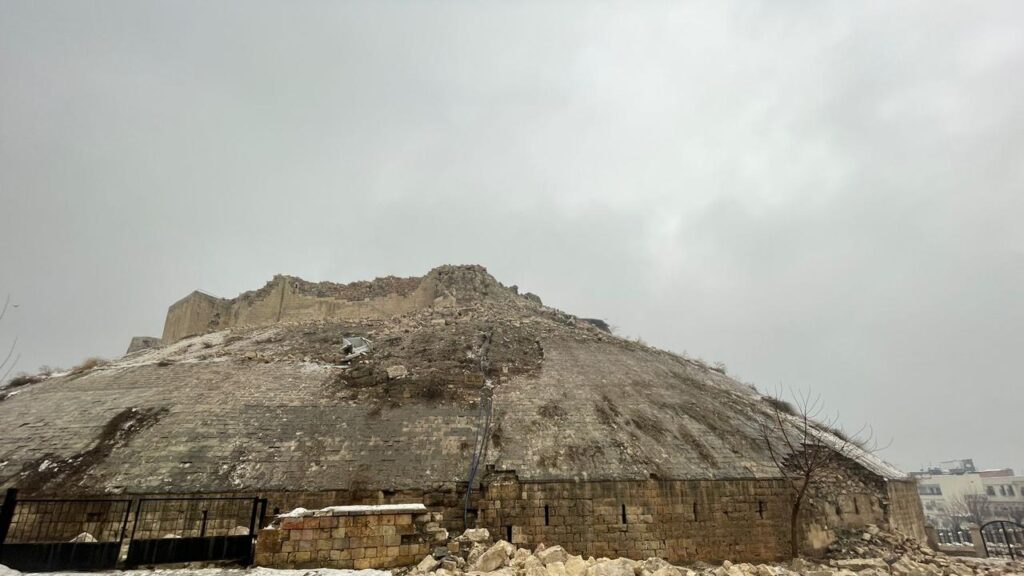 Turchia, dopo duemila anni il terremoto distrugge il castello di Graziantep