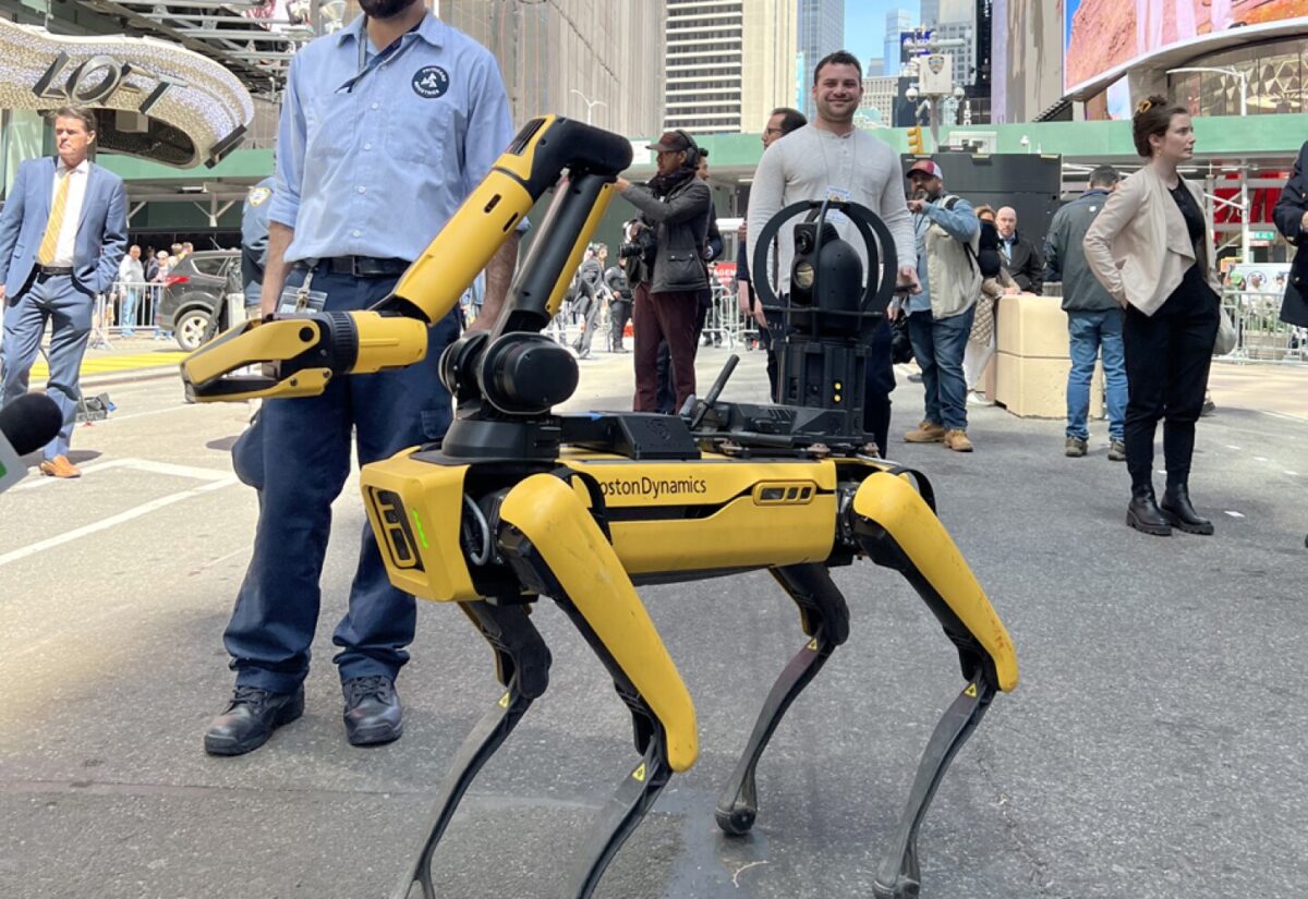 Digidog, un cane robot per la polizia: la stretta tecnosecuritaria