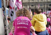 Milano, tribunale annulla la registrazione dell’atto di nascita di un bambino a una coppia omosessuale Milano