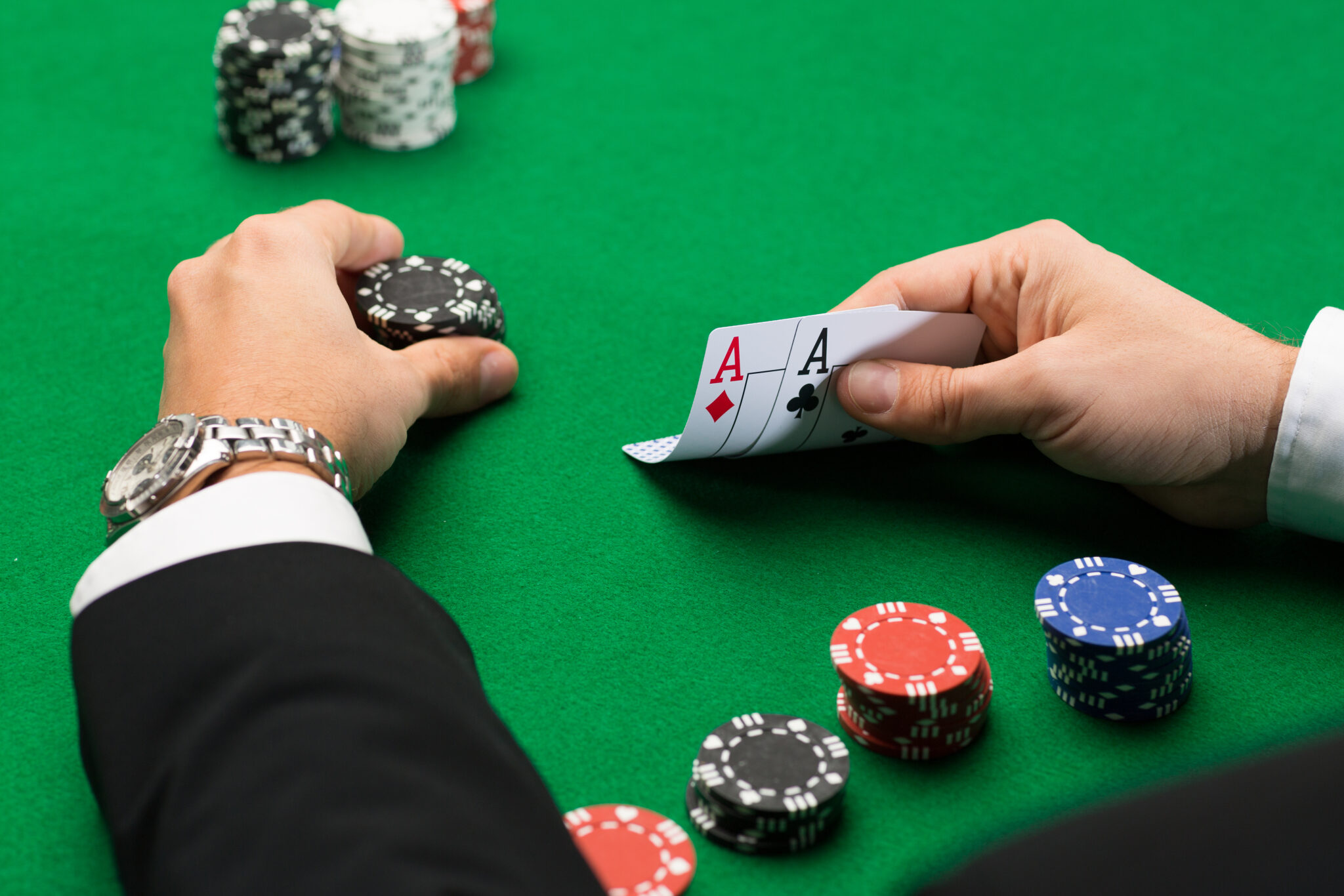 L’arte del poker tell: come decodificare il linguaggio del corpo al tavolo verde L’arte del poker tell: come decodificare il linguaggio del corpo al tavolo verde