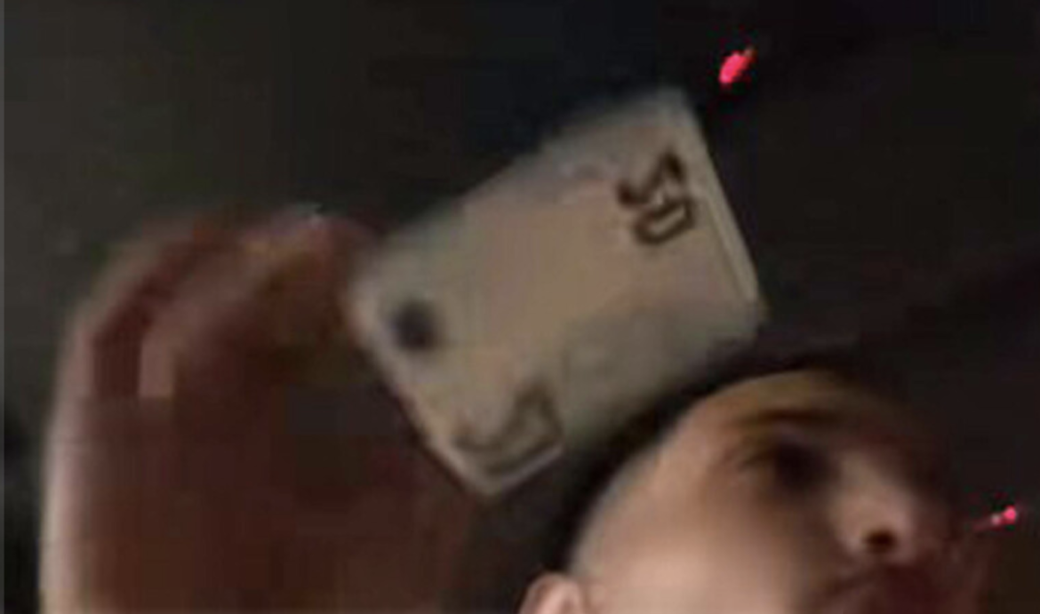 immigrato insulta italiani