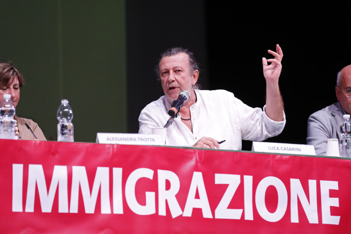 Casarini soldi migranti