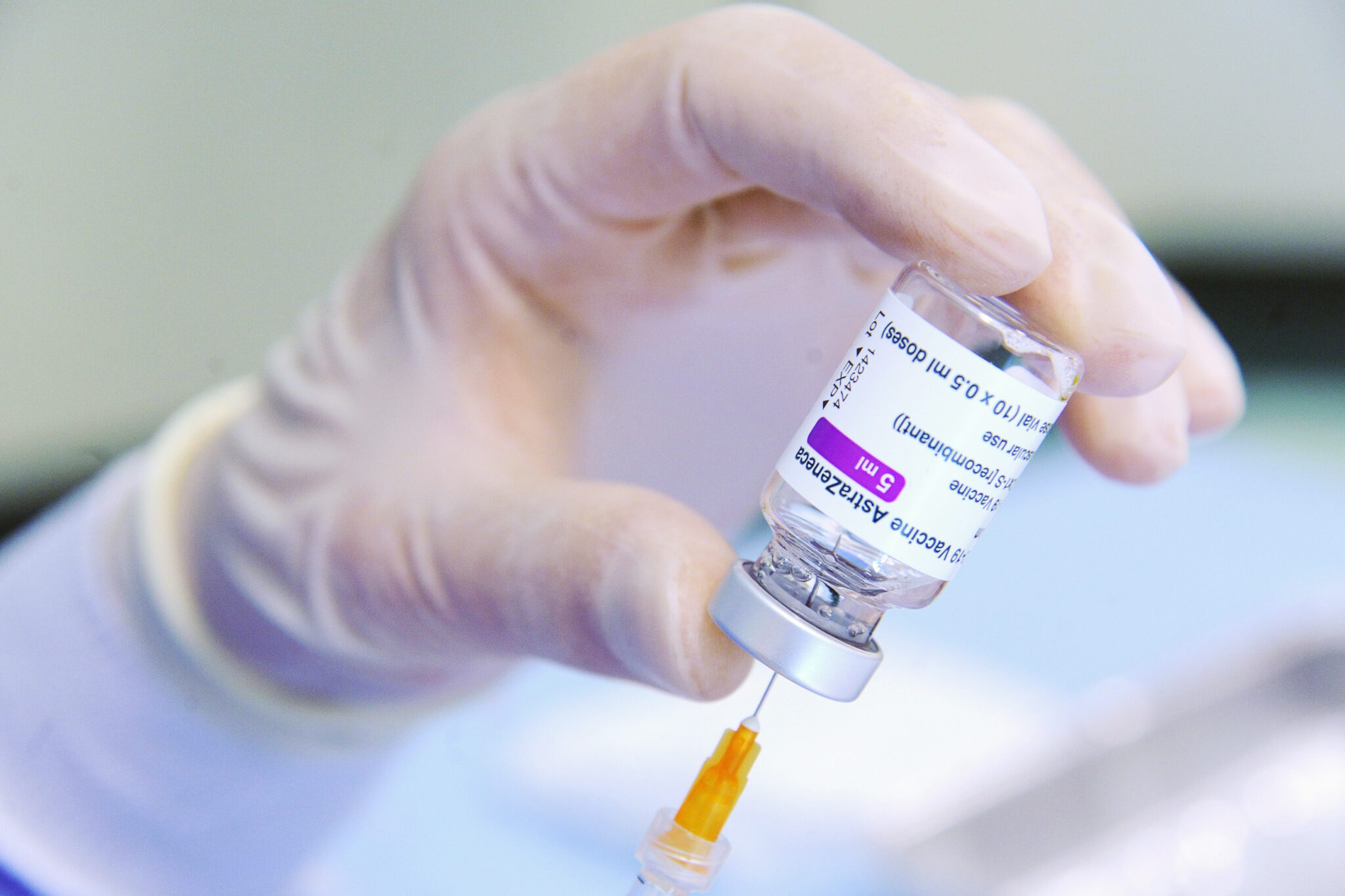 “Può provocare trombosi”: l’ammissione di Astrazeneca sul vaccino anti covid