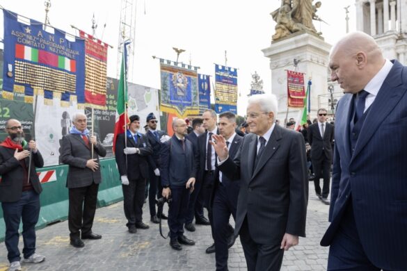 Maglietta Divertente Con Frase Su Berlusconi - 100% Cotone, Stampa DTF, Made In Italy - Foto 4