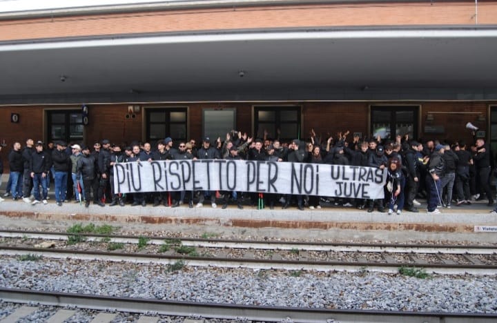 Juventus, i 5 gruppi ultras più importanti sfilano a Milano Centrale Juventus, i 5 gruppi ultras più importanti sfilano a Milano Centrale
