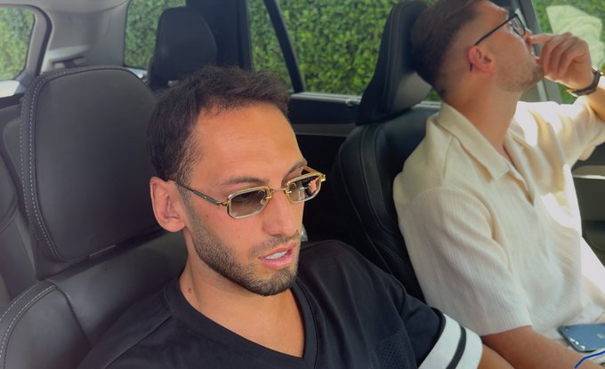 Hakan in Salsa Social: Calhanoglu Eredita il “Salt Bae Vibe”