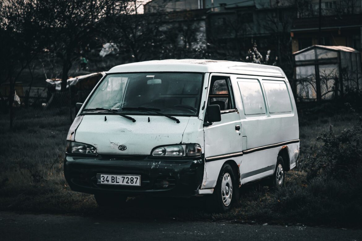 photo of an old and rusty hyundai grace